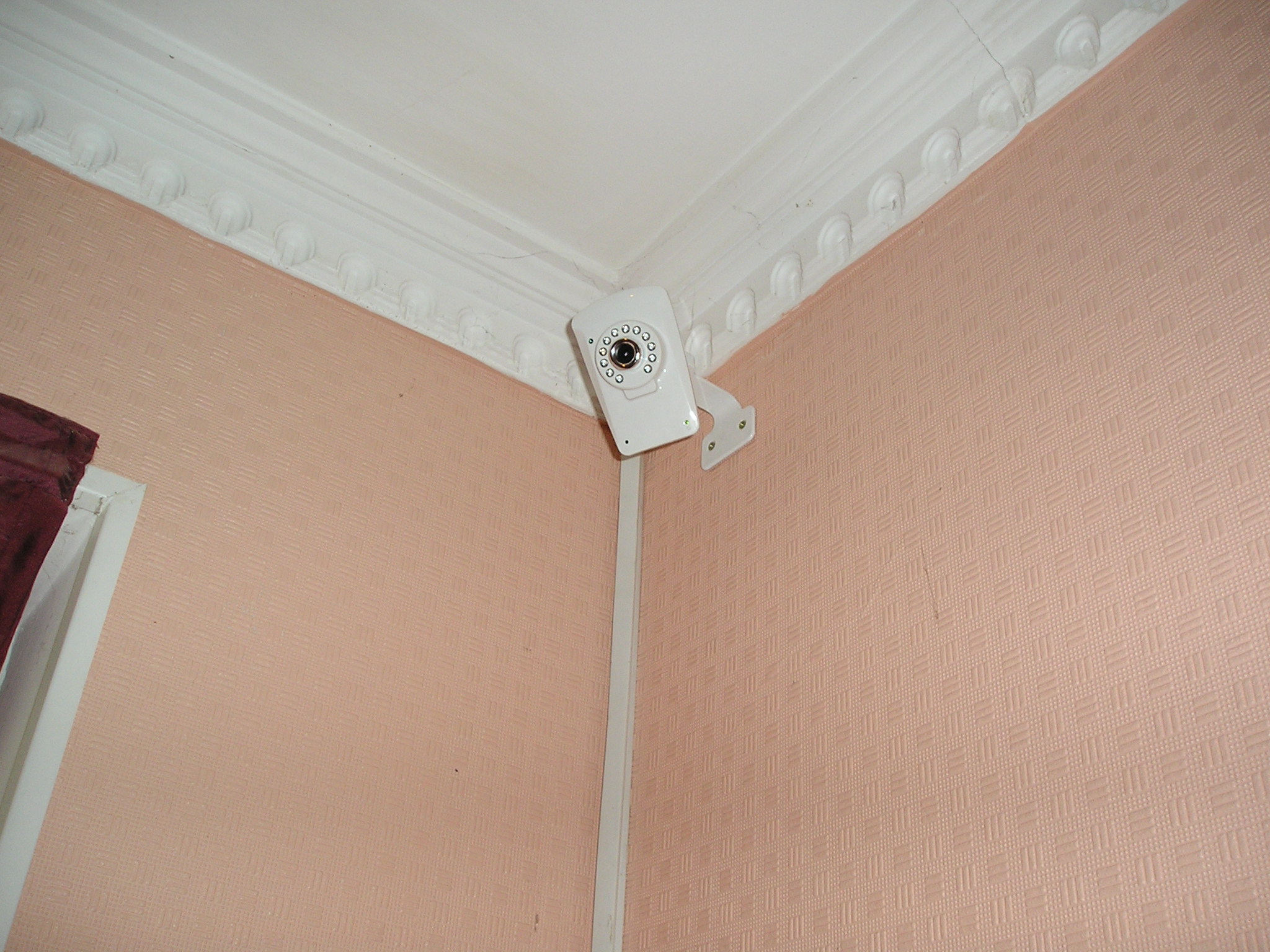 Устанавливаем камеру Link NC233W-IR в коридоре дома под потолком